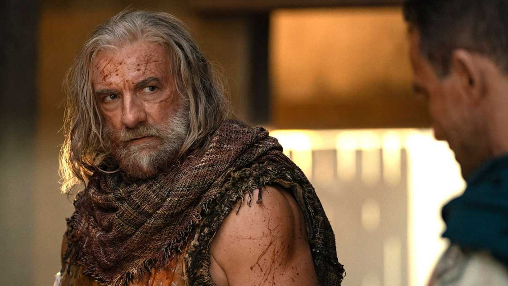 Korris wears a scarf in Spartacus: House of Ashur