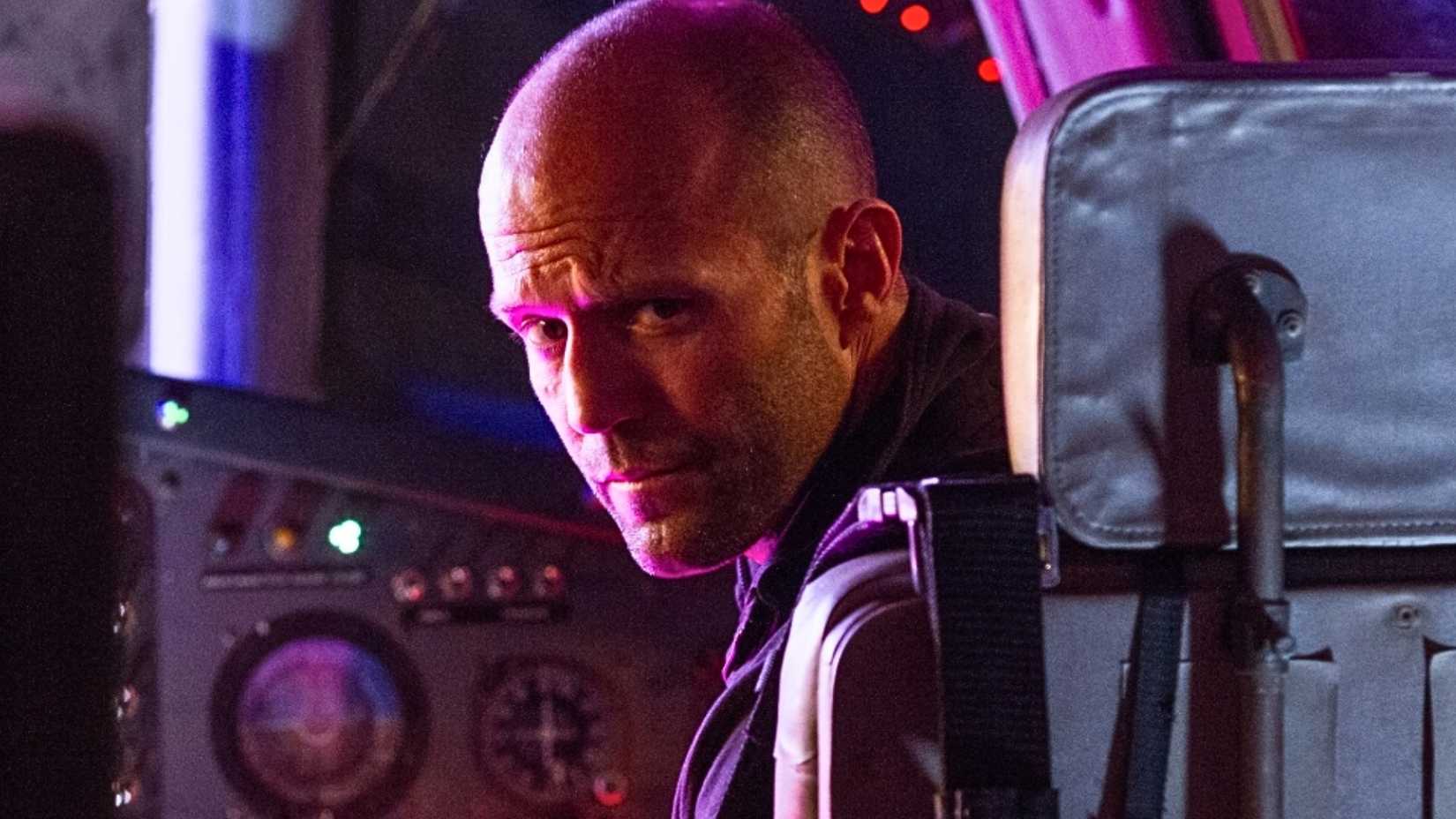 Jason Statham em cena de ação de Os Mercenários 3