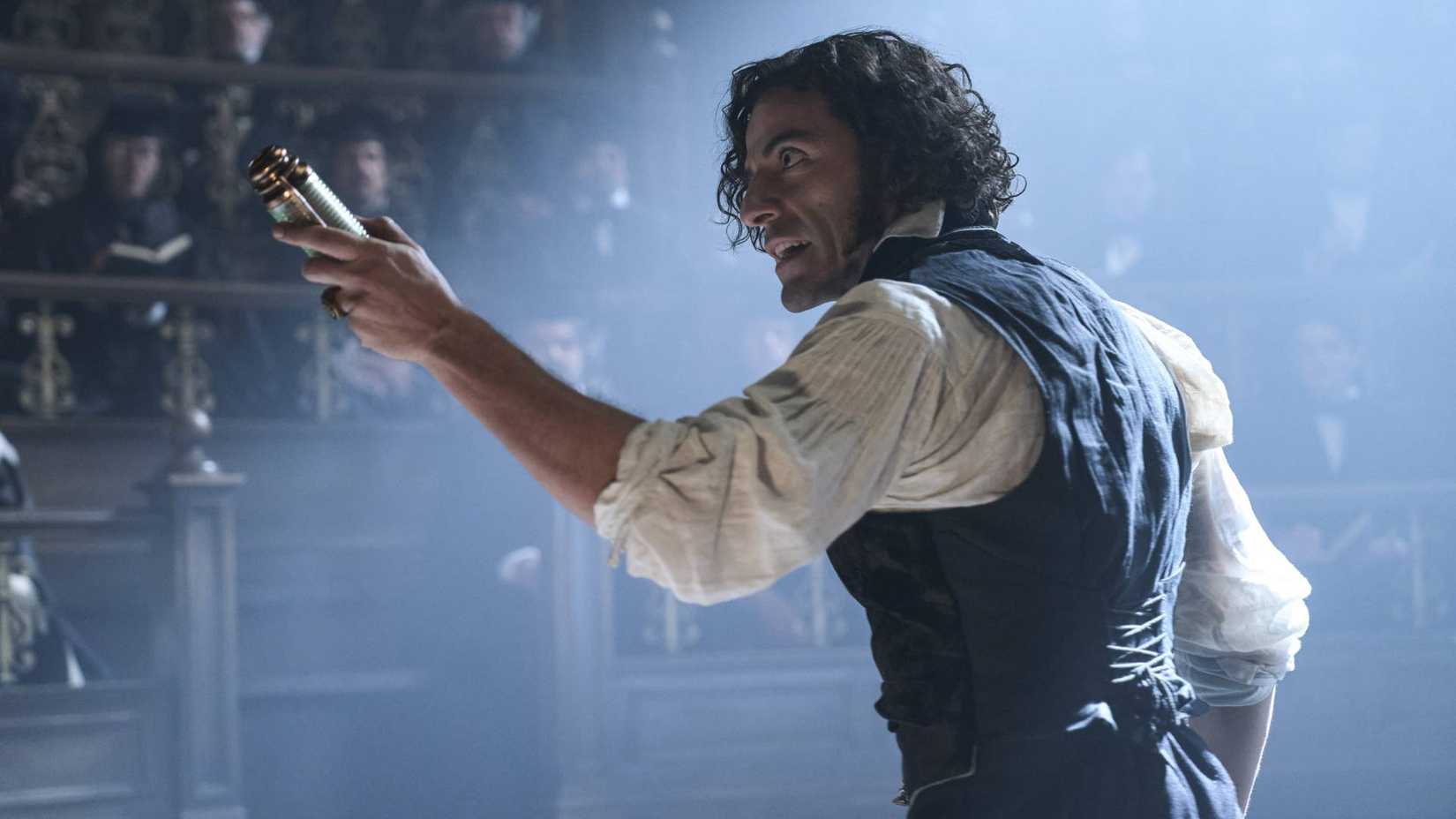 Oscar Isaac sebagai Baron Victor Frankenstein dalam Frankenstein karya Guillermo del Toro