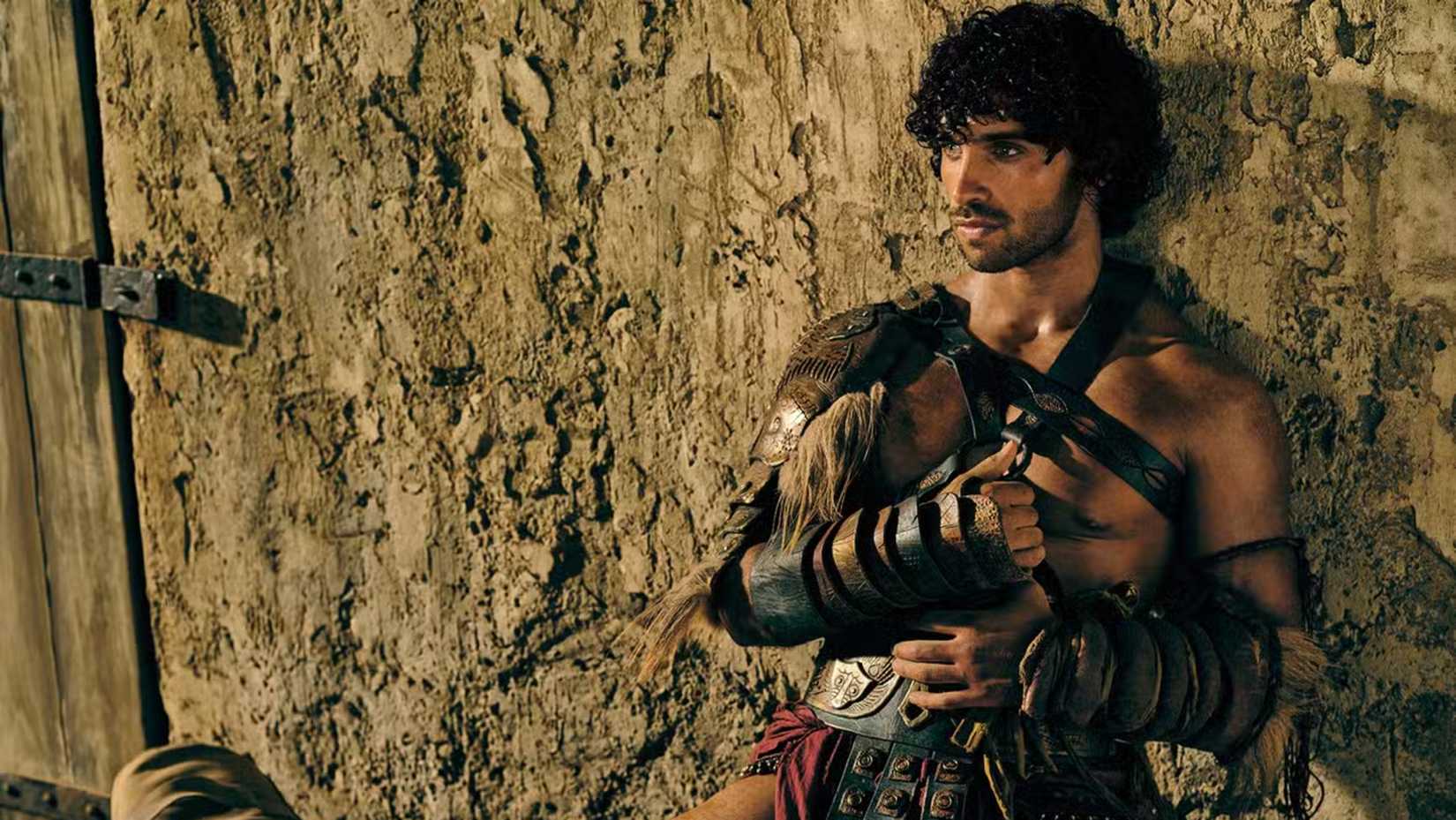 Tarchon clutches his chest in Spartacus: House of Ashur