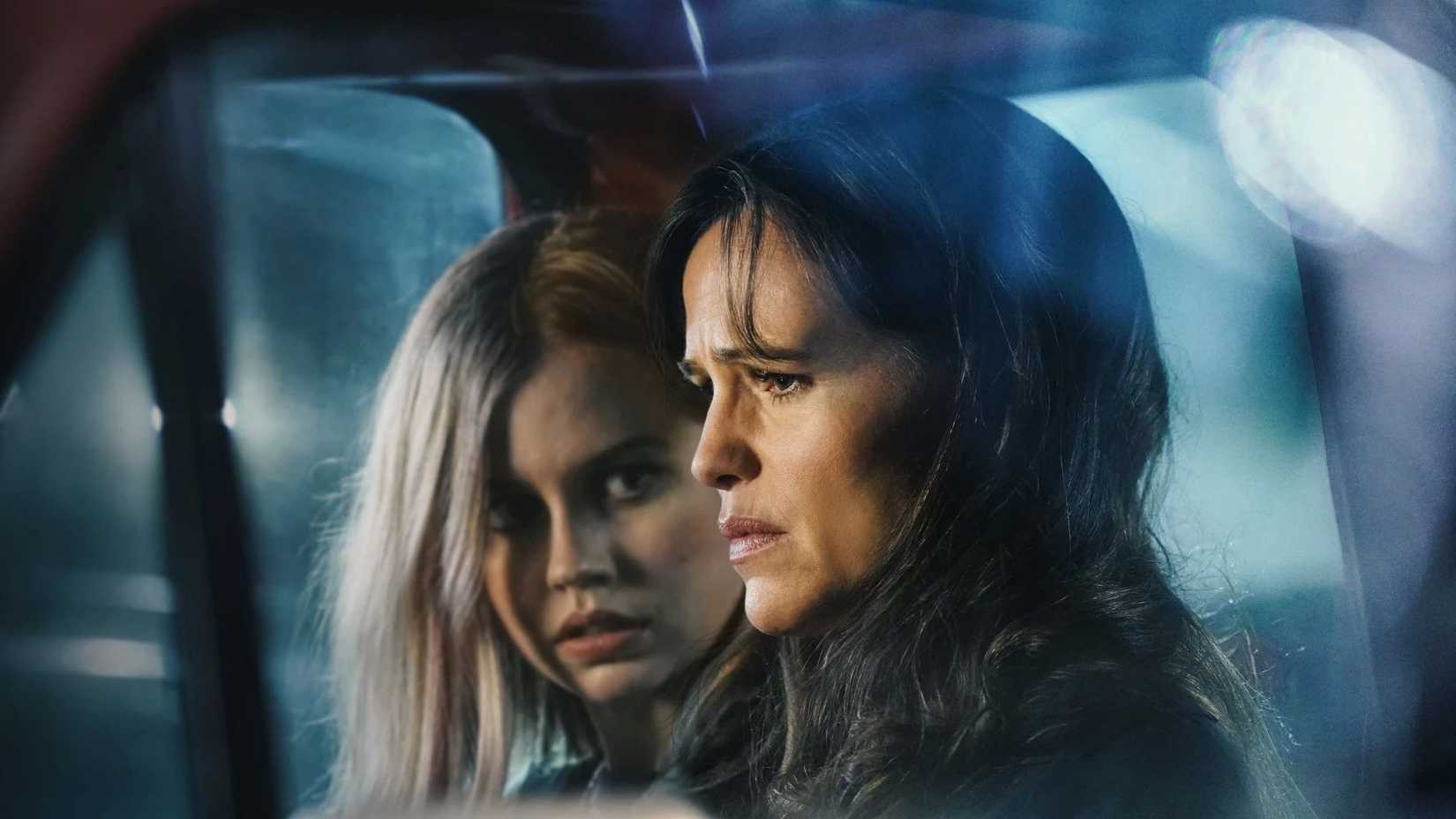Angourie Rice and Jennifer Garner in 'The Last Thing He Told Me'