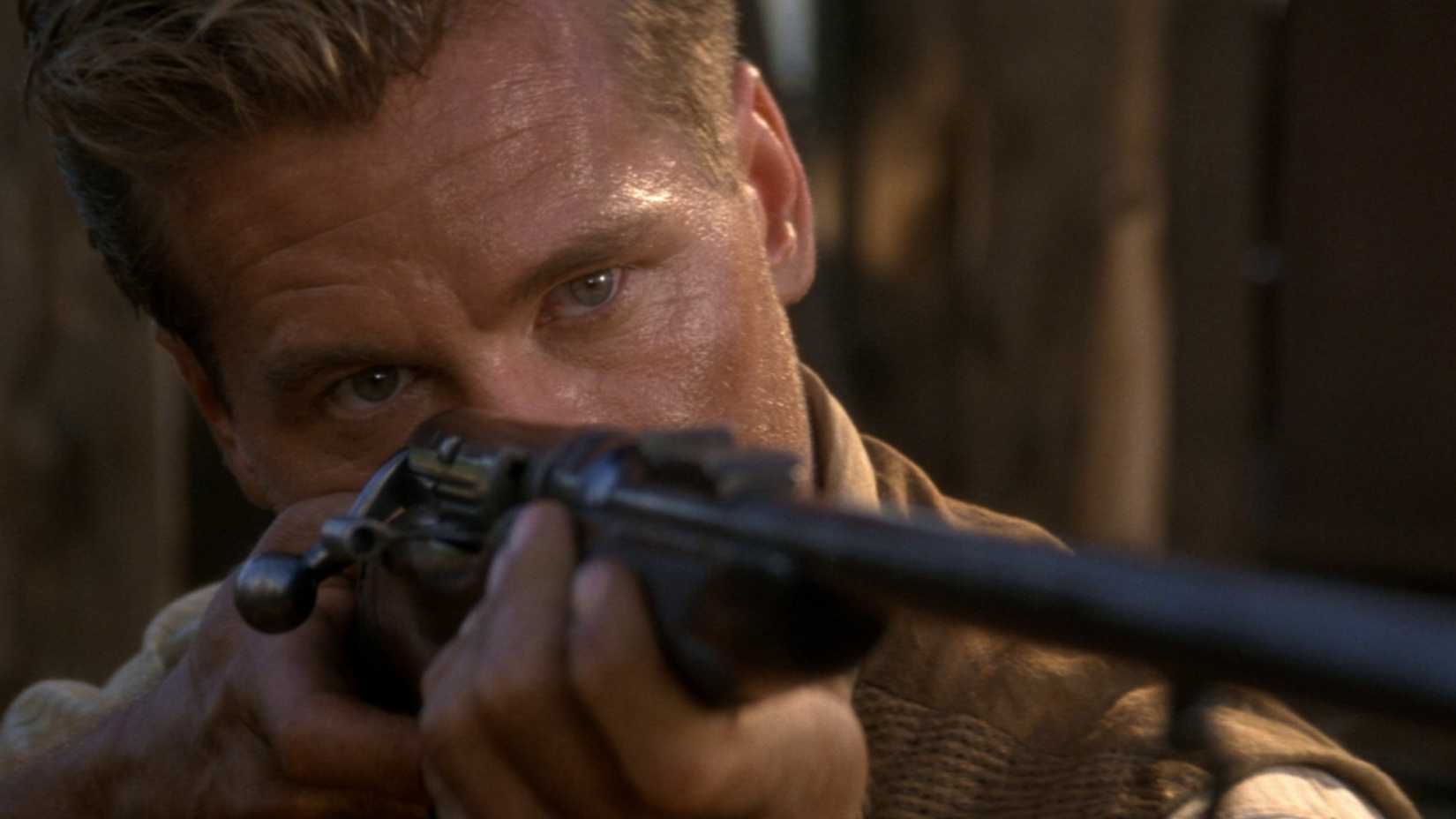 Val Kilmer stars in The Ghost and the Darkness