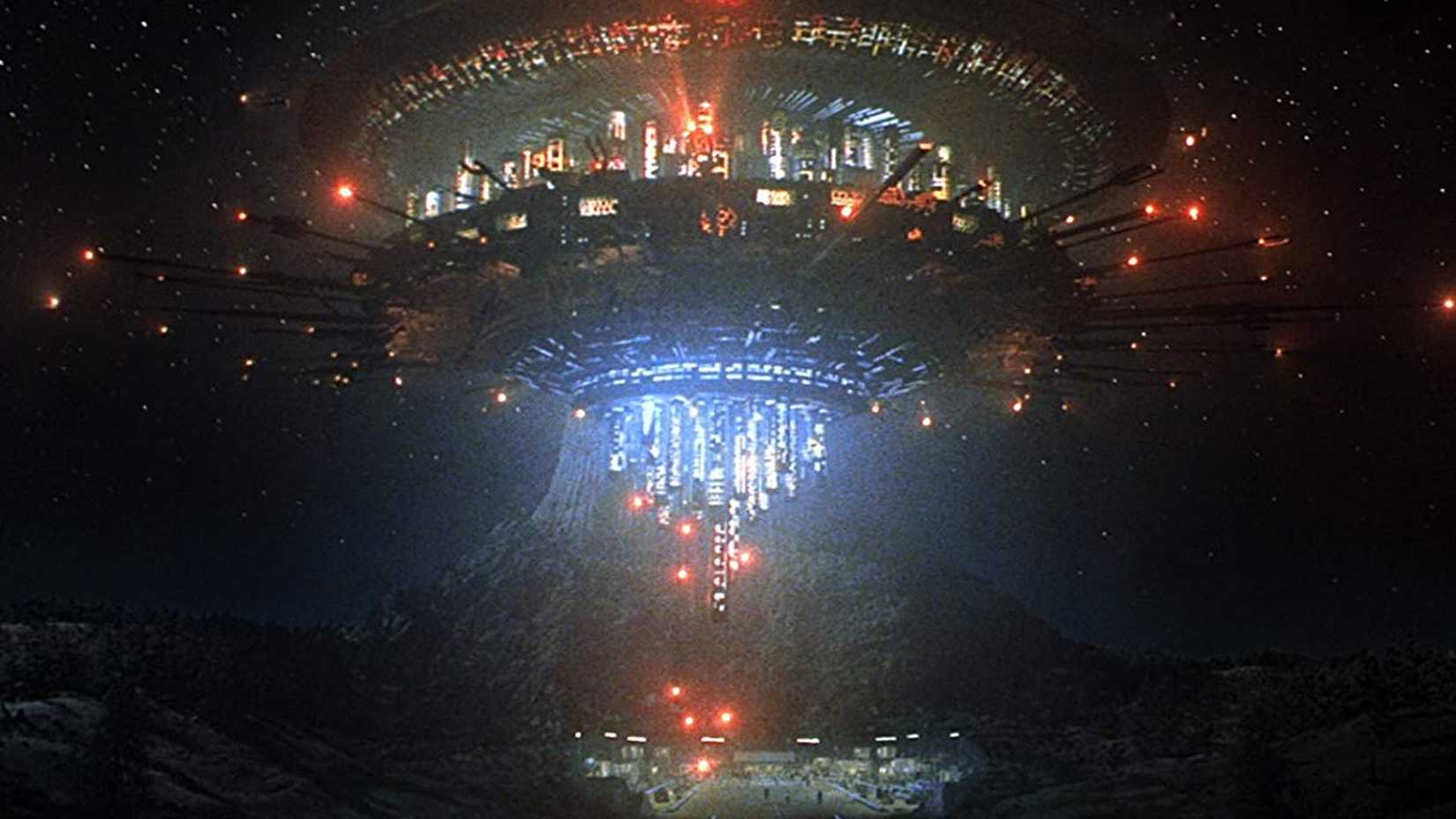 The UFO arriving in 'Close Encounters of the Third Kind'