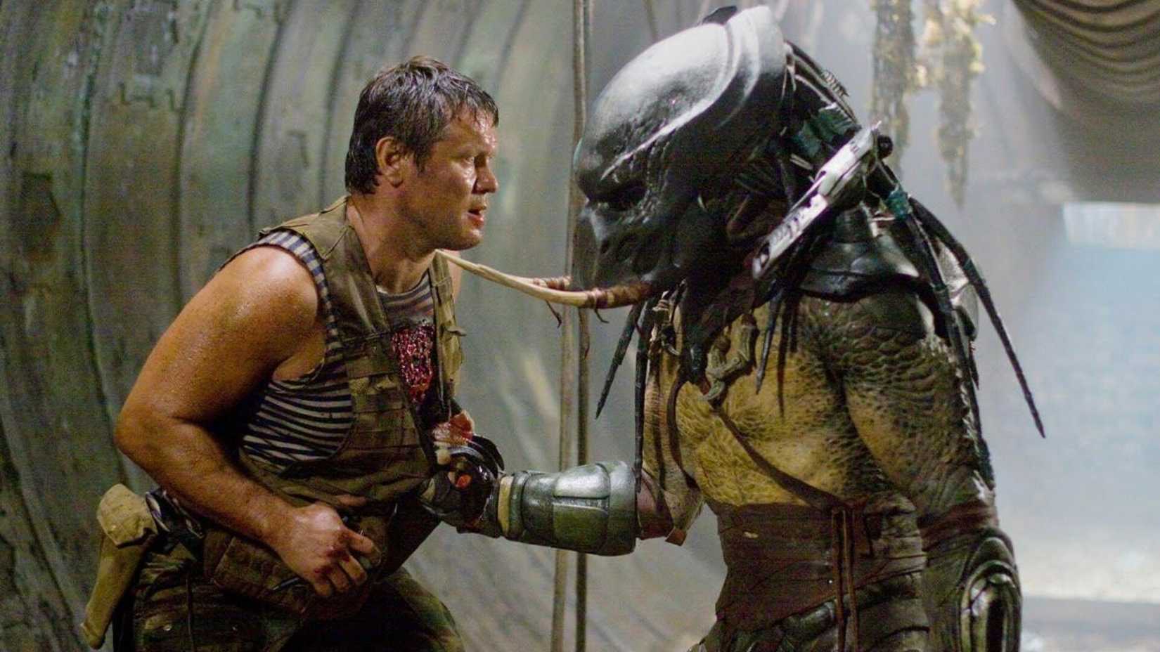 The Tracker Predator stabbing someone in Predators (2010)
