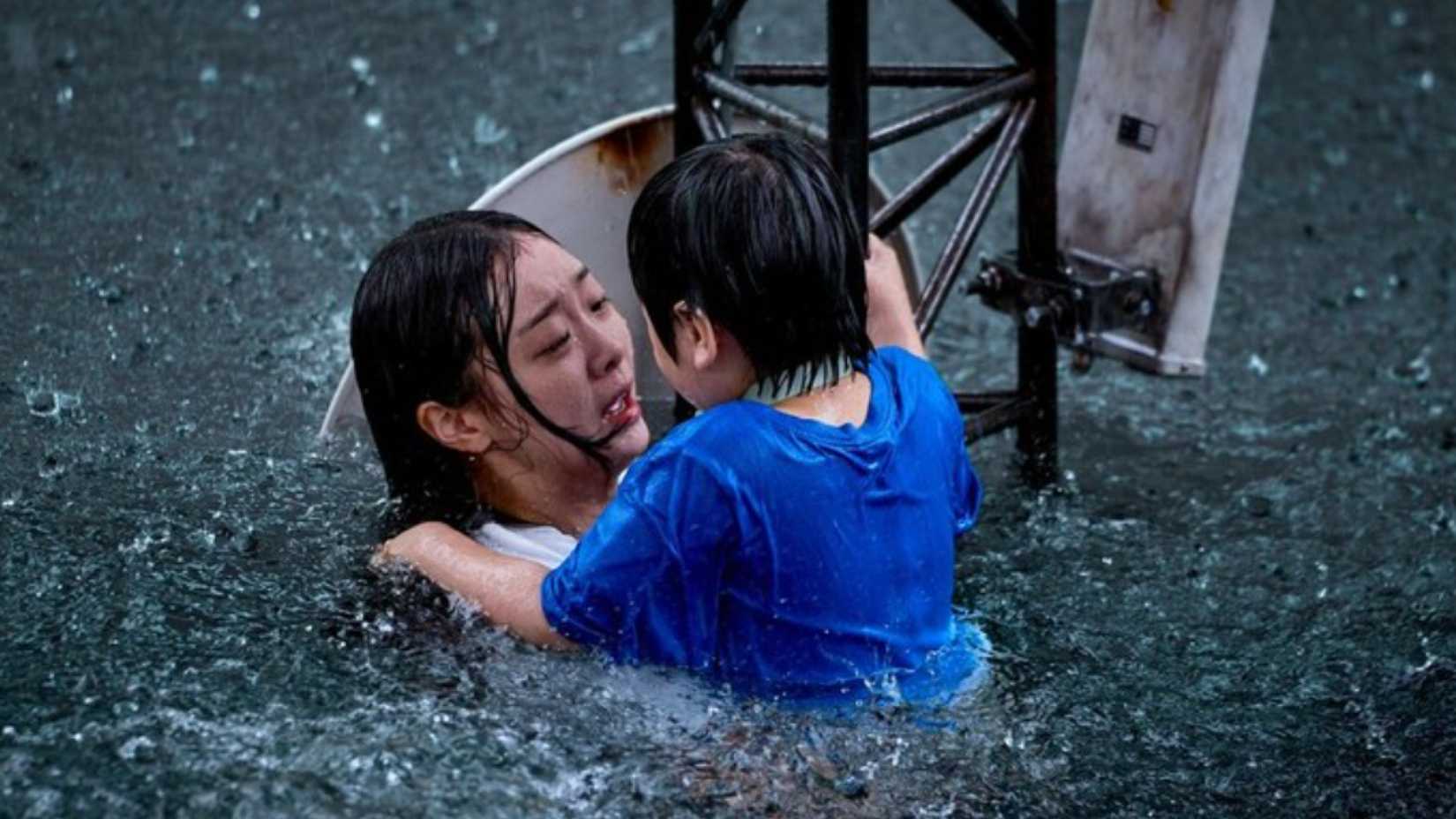 Kim Da-mi dan Kwon Eun-seong dalam The Great Flood