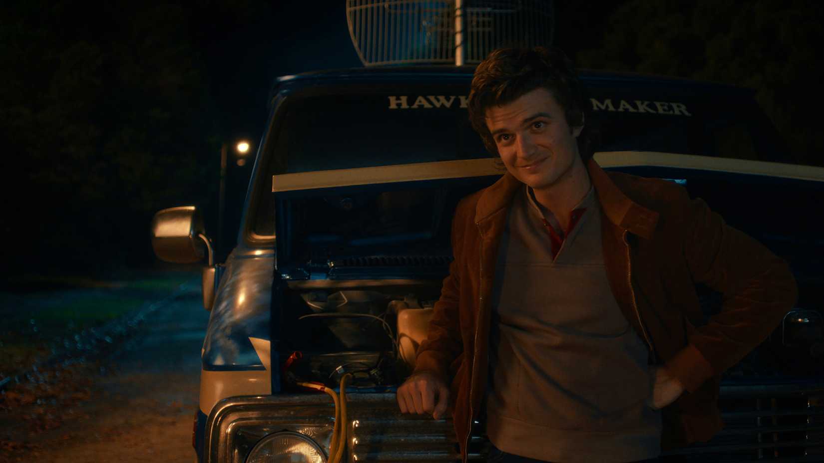 ستيف يتكئ على سيارة بمظهر متعجرف في فيلم Stranger Things.