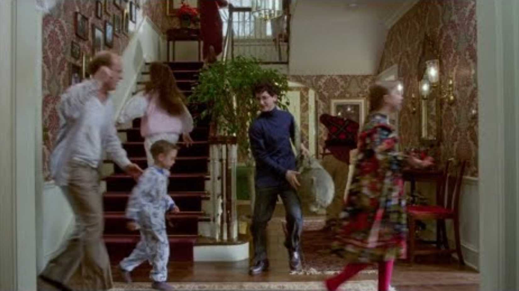 The family scambling in Home Alone