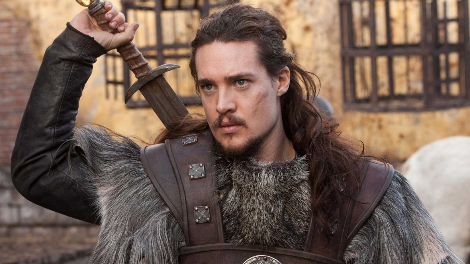 Uhtred pulls a sword from his back in The Last Kingdom