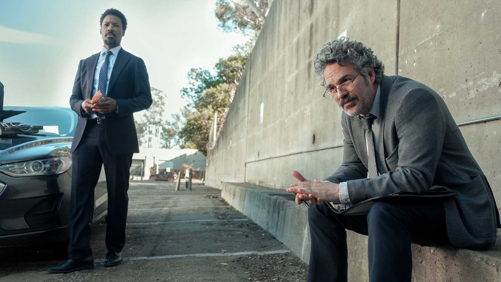 Tillman (Corey Hawkins) and Lou (Mark Ruffalo) in Crime 101