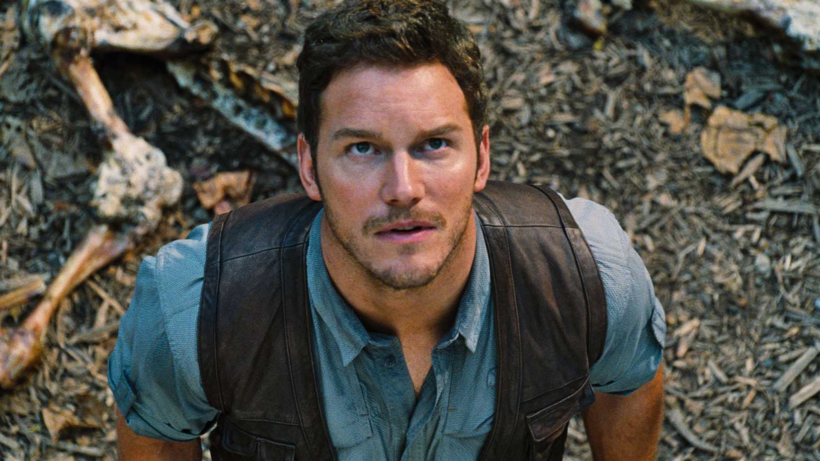 Chris Pratt as Owen Grady looking up at the sky in Jurassic World.