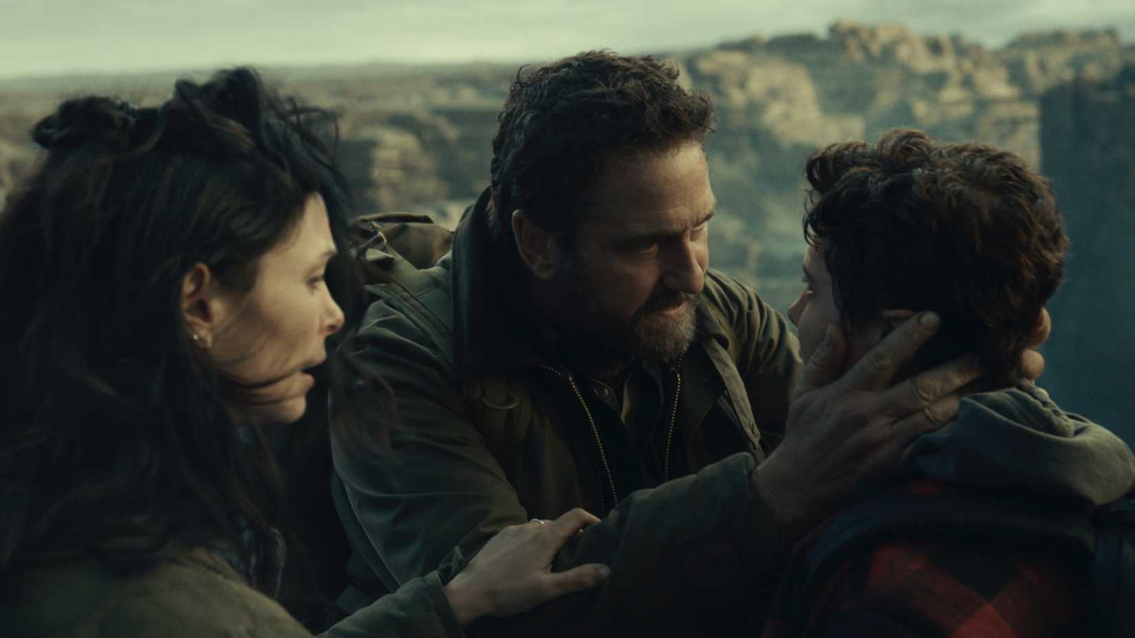 Morena Baccarin, Gerard Butler e Roman Griffin Davis em Greenland 2