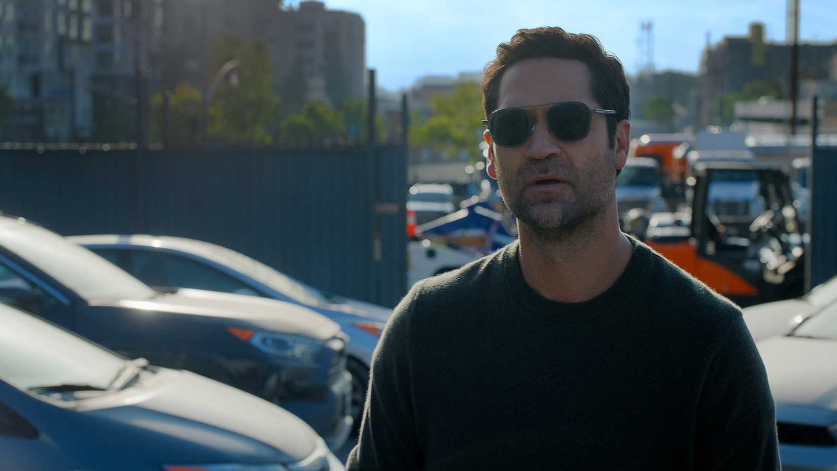 Mickey wearing sunglasses in The Lincoln Lawyer.