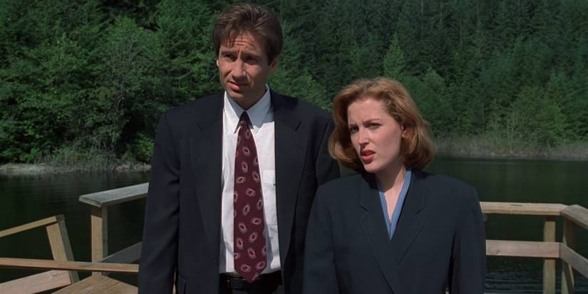 Mulder (David Duchovny) and Scully (Gillian Anderson) in The X-Files 
