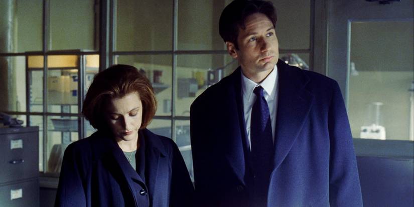 Scully (Gillian Anderson) and Mulder (David Duchovny) in The X-Files
