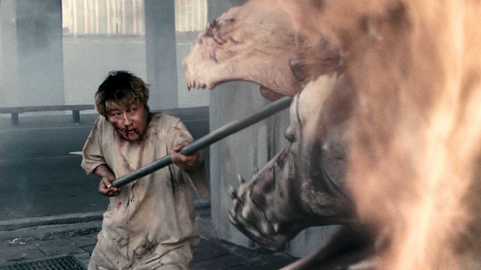 Song Kang-ho fights a monster in 'The Host'