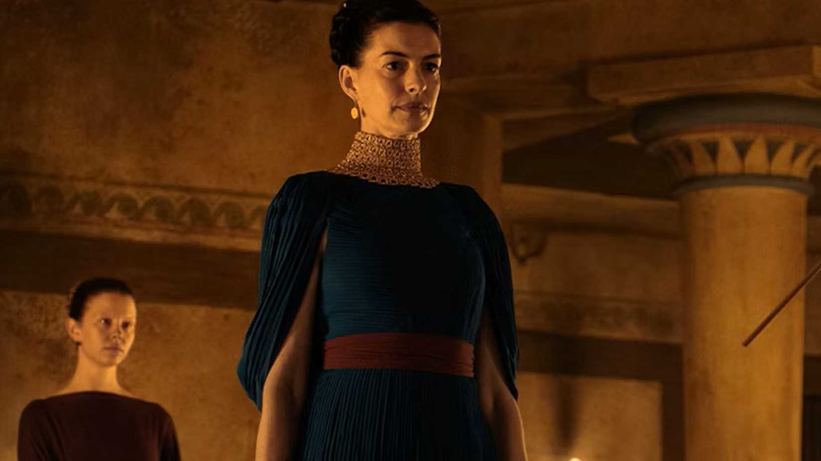 Anne Hathaway dan Mia Goth di The Odyssey