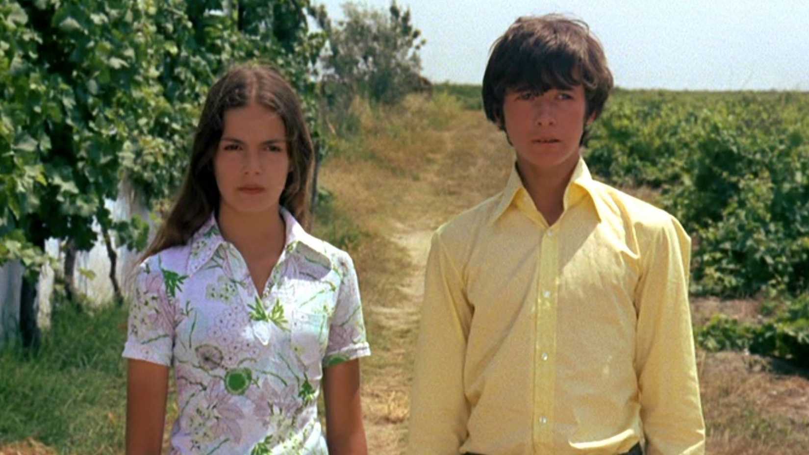 Two characters standing outside together in Friends (1971)