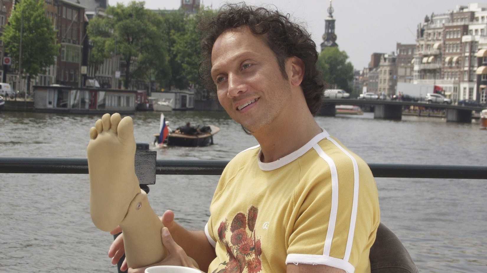 Deuce holds his prosthetic foot in Deuce Bigalow: European Gigolo