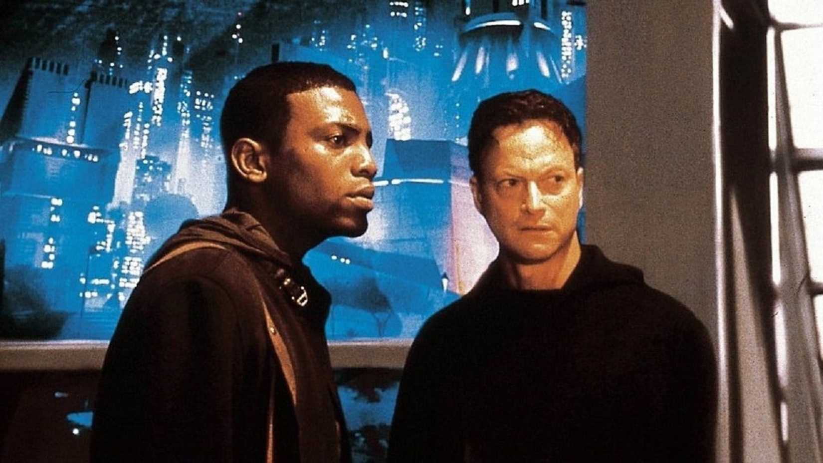 Mekhi Phifer and Gary Sinise in Impostor (2001)