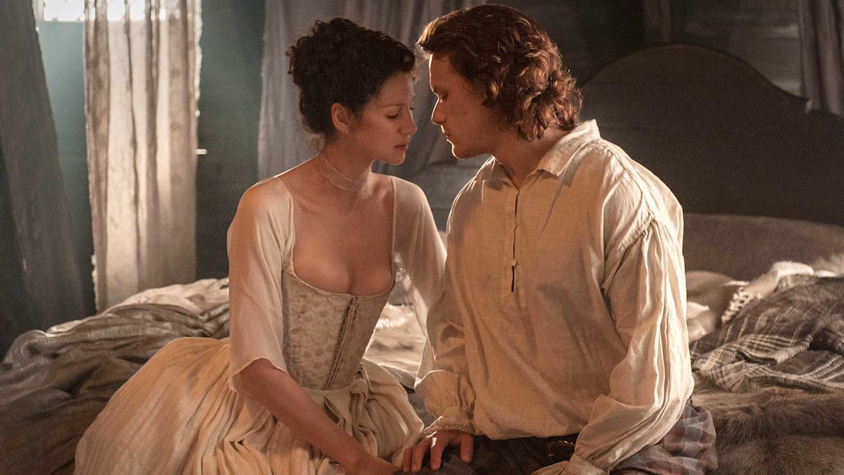 Caitríona Balfe e Sam Heughan em cena de Outlander