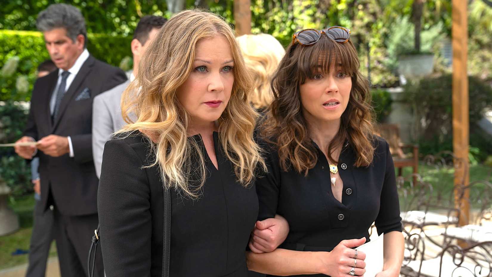 Christina Applegate e Linda Cardellini em Dead to Me