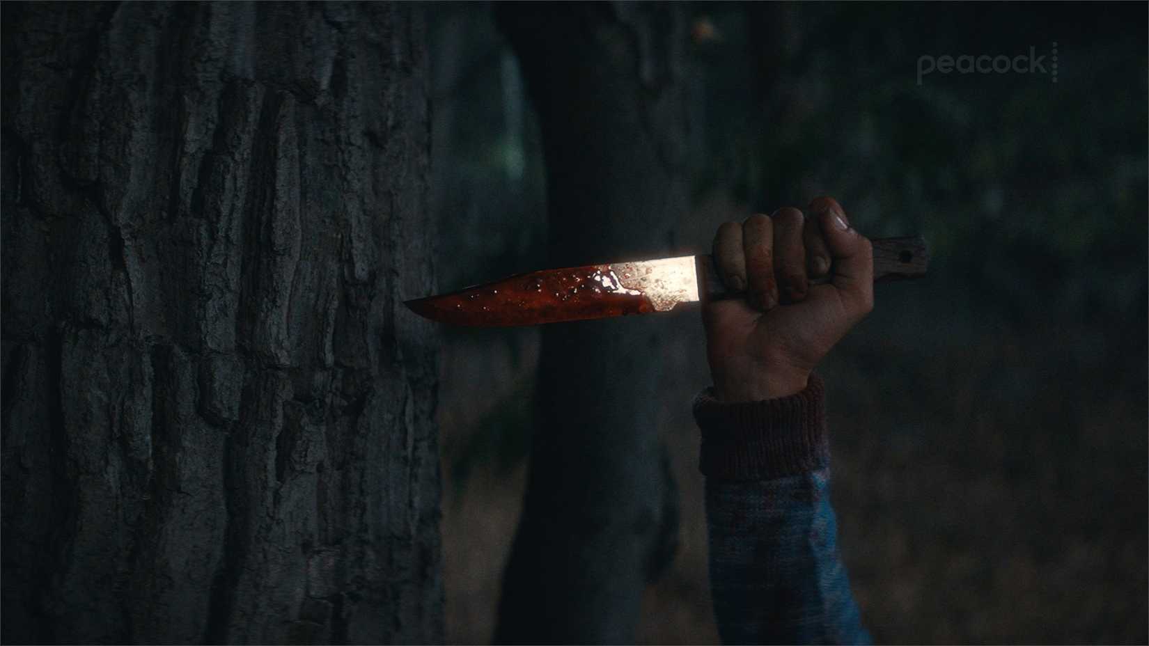 Cena de Crystal Lake com uma faca ensanguentada