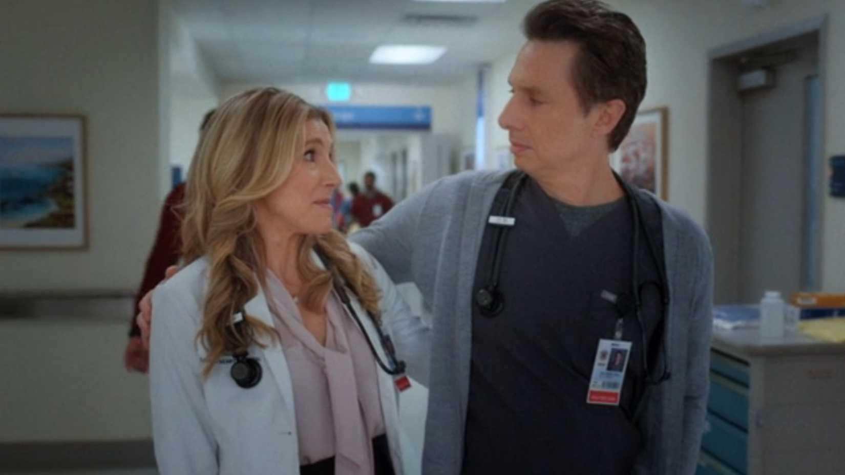 Elliot e JD caminhando juntos em Scrubs