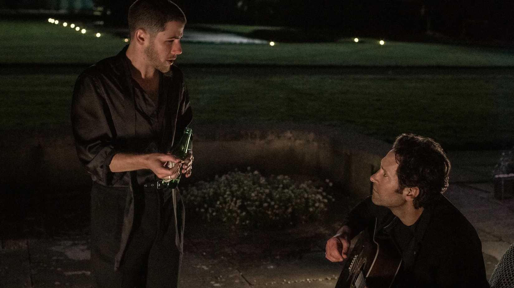 Nick Jonas e Paul Rudd em Power Ballad