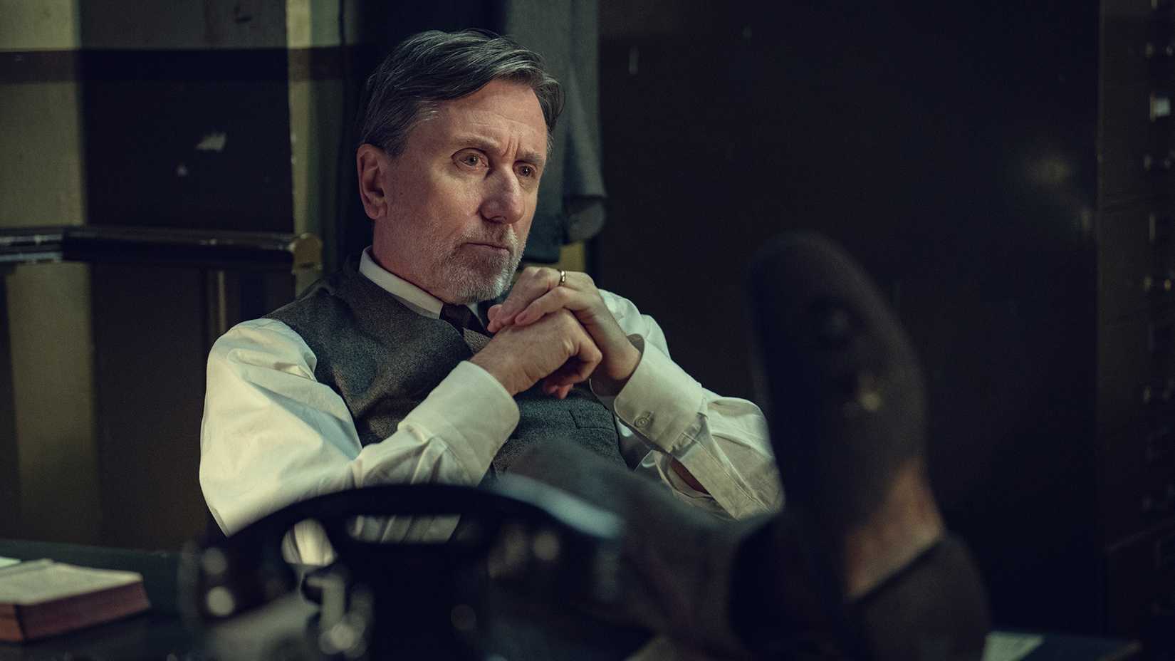 『不滅の男』スター、ティム・ロスが撮影中にキャラクターの 1 つの側面を変えた 1 ティム・ロス、『ピーキー・ブラインダーズ:不滅の男』に主演へ