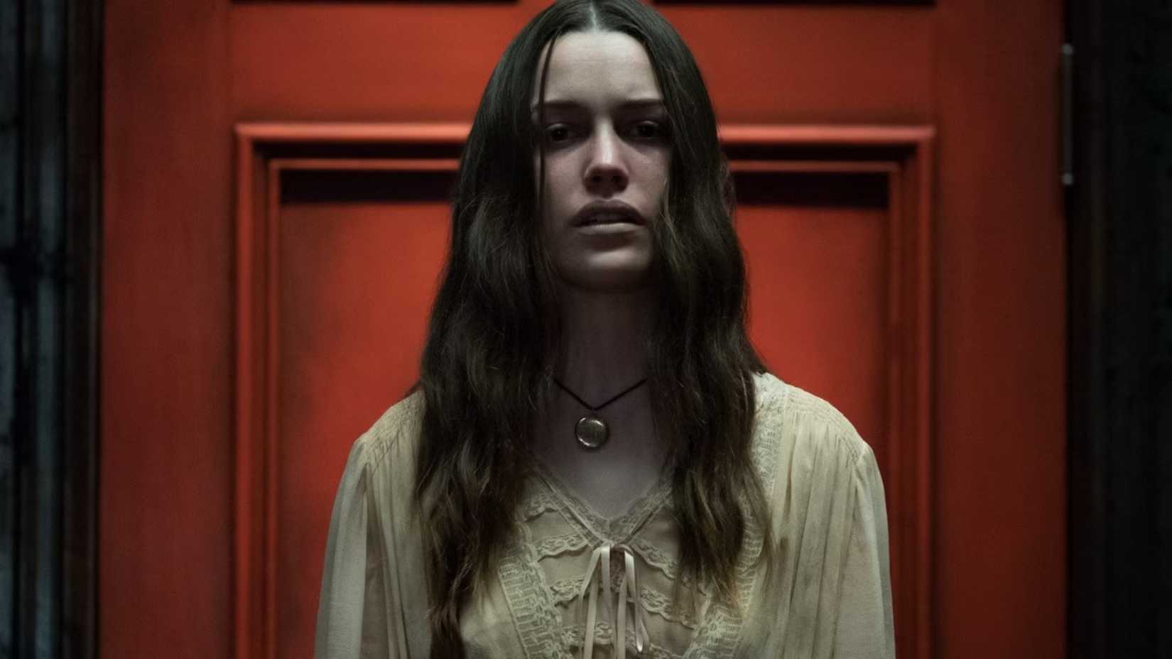 نيل كرين (فيكتوريا بيدريتي) في فيلم The Haunting of Hill House