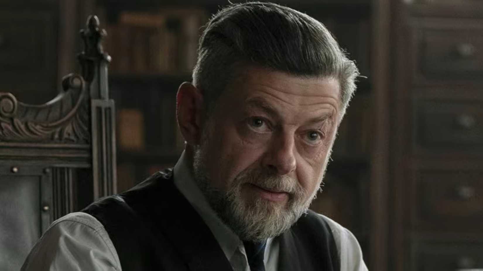 Andy Serkis como Alfred Pennyworth em The Batman