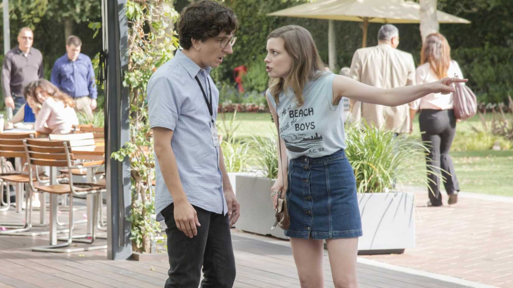Gus e Mickey em cena da série Love.