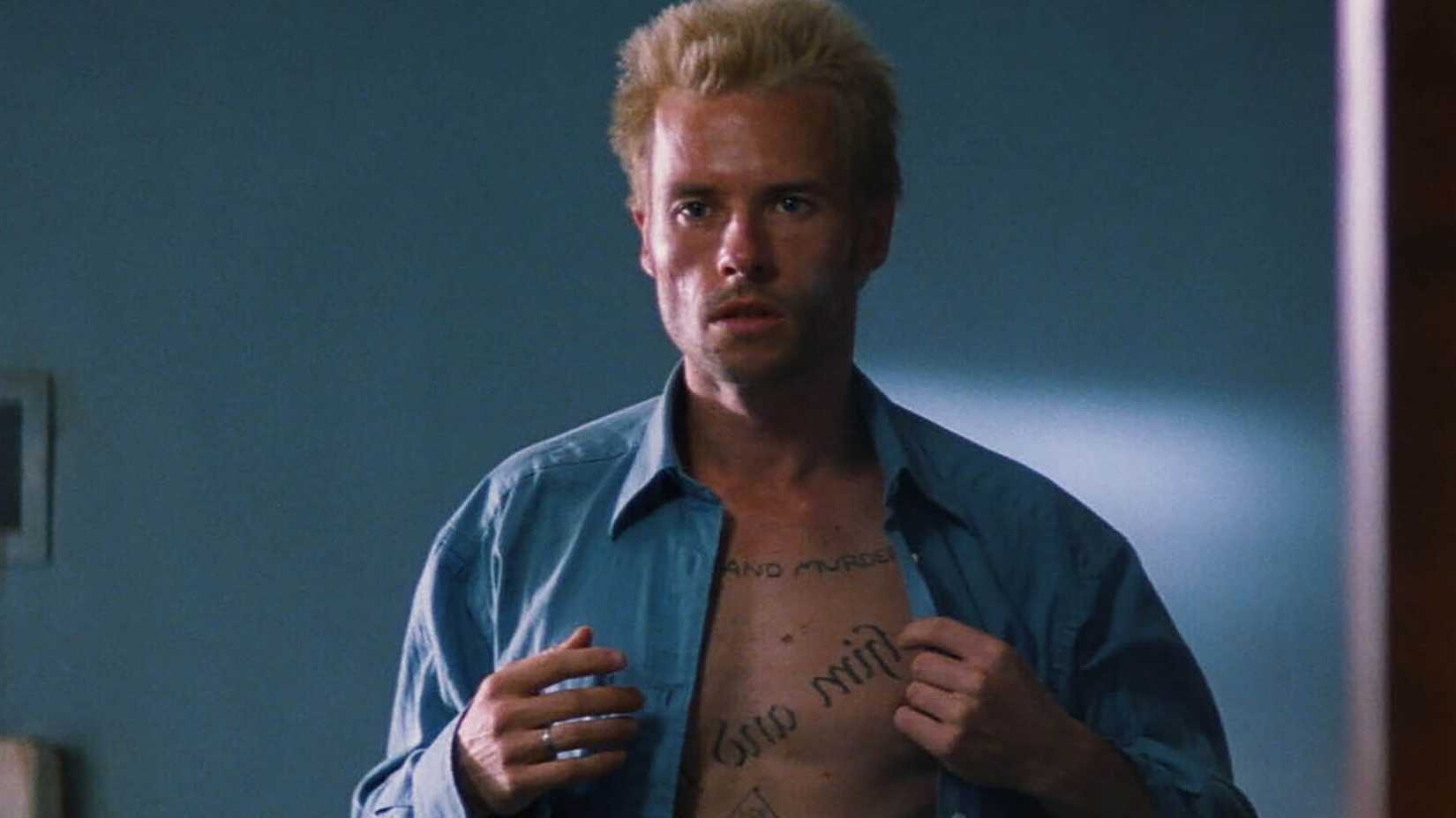 Guy Pearce reveals his chest tattoos as Leonard Shelby in Memento