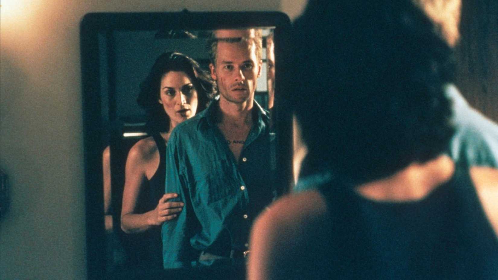 Guy Pearce as Leonard Shelby and Carrie-Anne Moss as Natalie in Memento