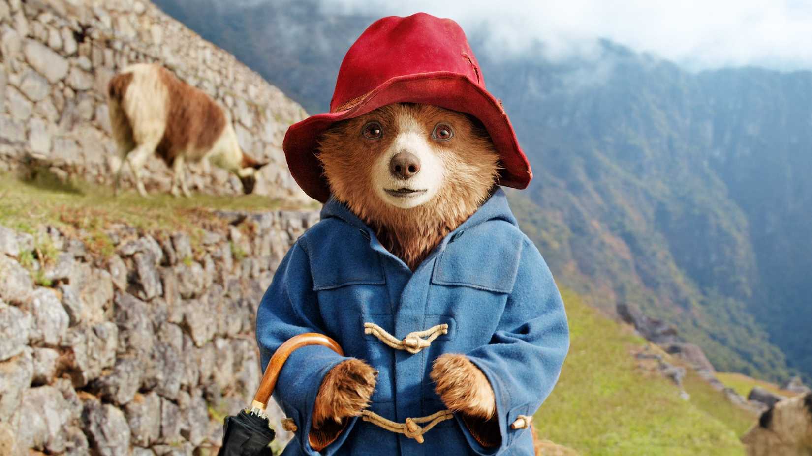 Paddington usando seu casaco e chapéu característicos em Paddington no Peru