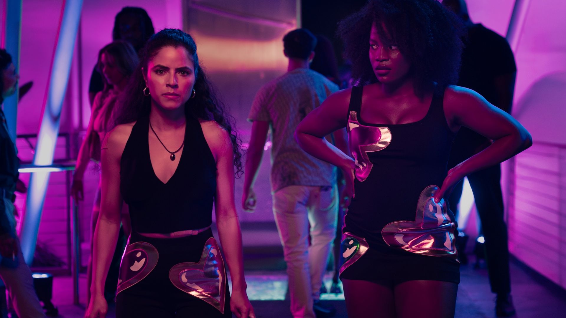 Shannon Gisela e Brittany Adebumola em cena de M.I.A.