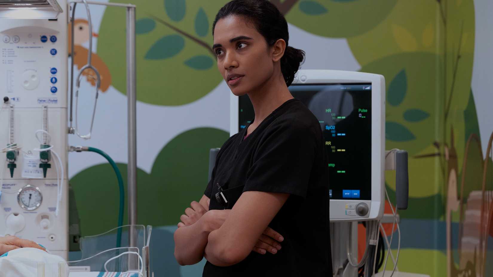 Supriya Ganesh como Dra. Mohan em The Pitt