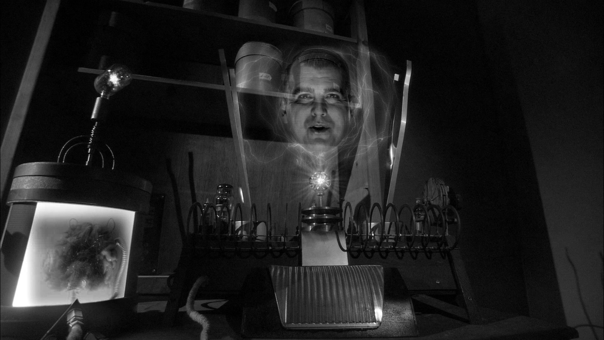 Cena de The Whisperer in Darkness com criaturas lovecraftianas.