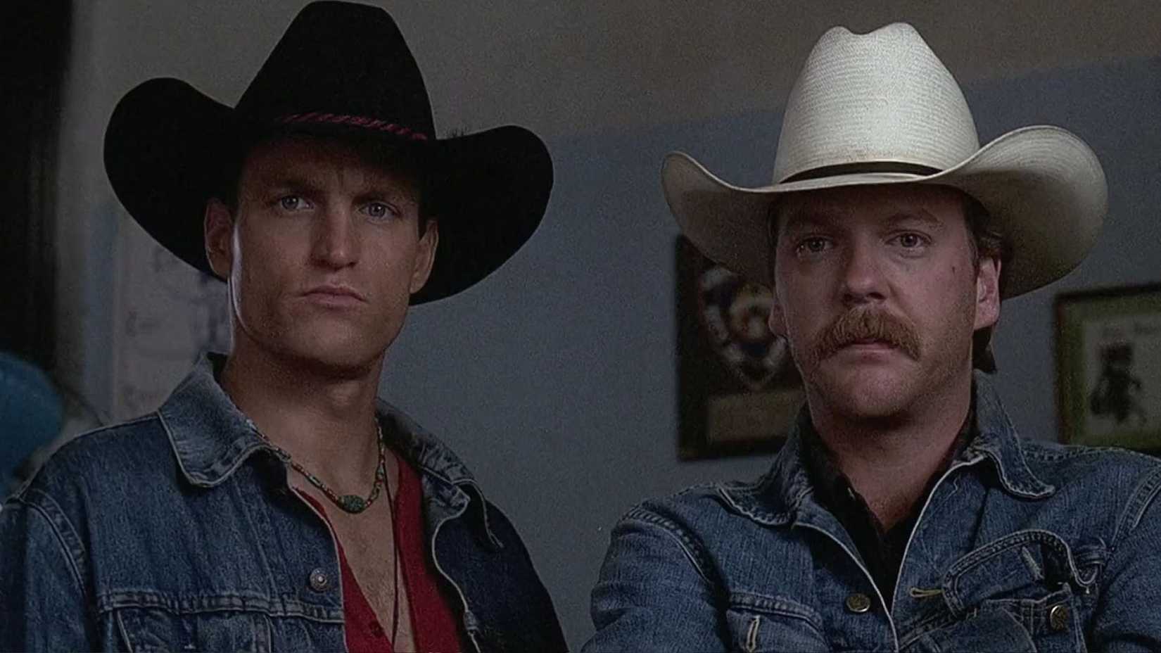 Woody Harrelson e Kiefer Sutherland em cena de The Cowboy Way