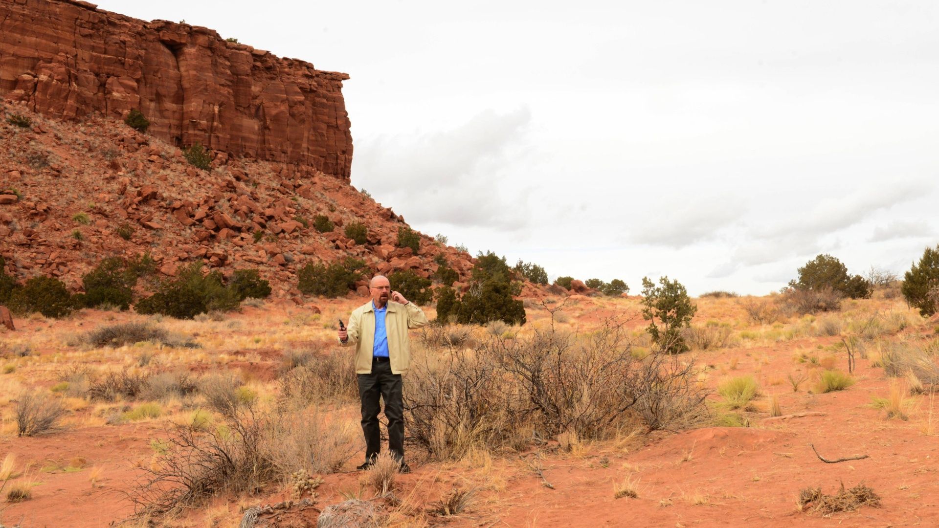 Walter White faz uma ligação no episódio To'hajiilee de Breaking Bad