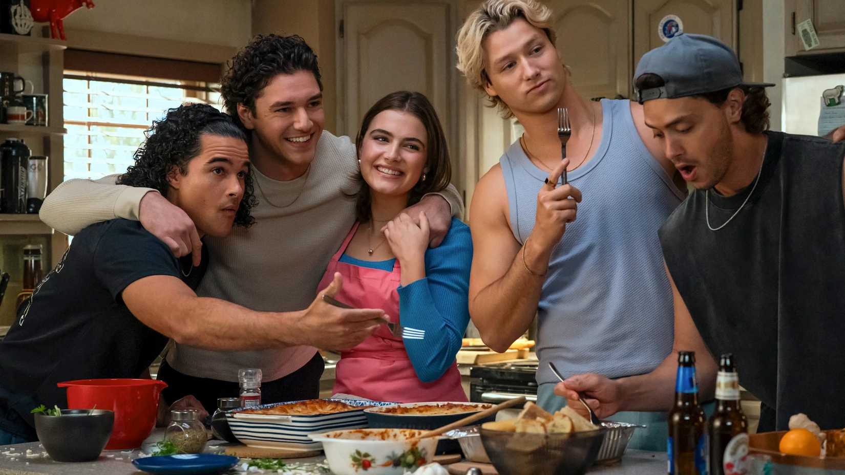Belmont Cameli, Ella Bright, Antonio Cipriano, Jalen Thomas Brooks, and Stephen Kalyn in Off Campus (2026)
