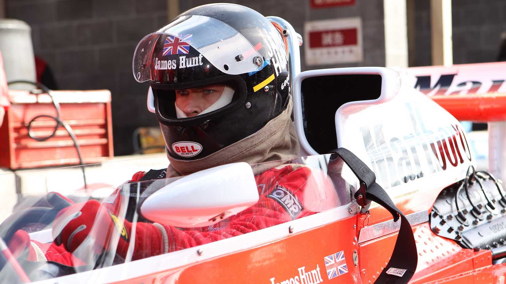 Chris Hemsworth como o piloto James Hunt em Rush