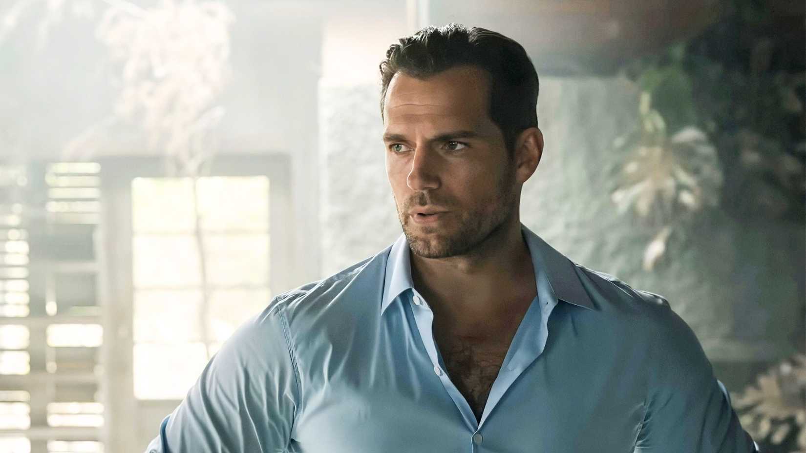 Henry Cavill em cena de ação dirigida por Guy Ritchie