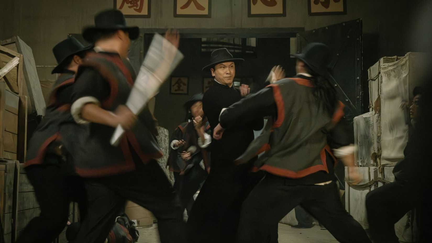 Cena de ação com Dennis To em Ip Man: Kung Fu Legend