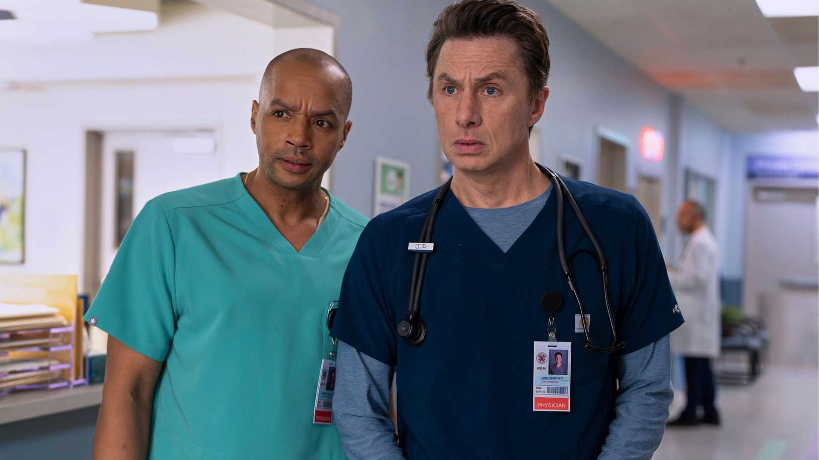 Donald Faison e Zach Braff em cena de Scrubs