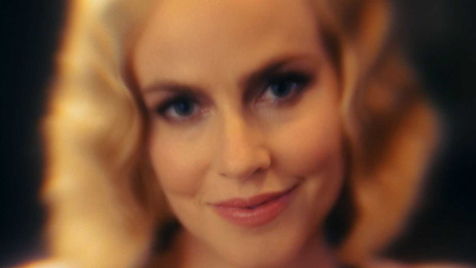 Ruby Schull em cena de Spider-Noir