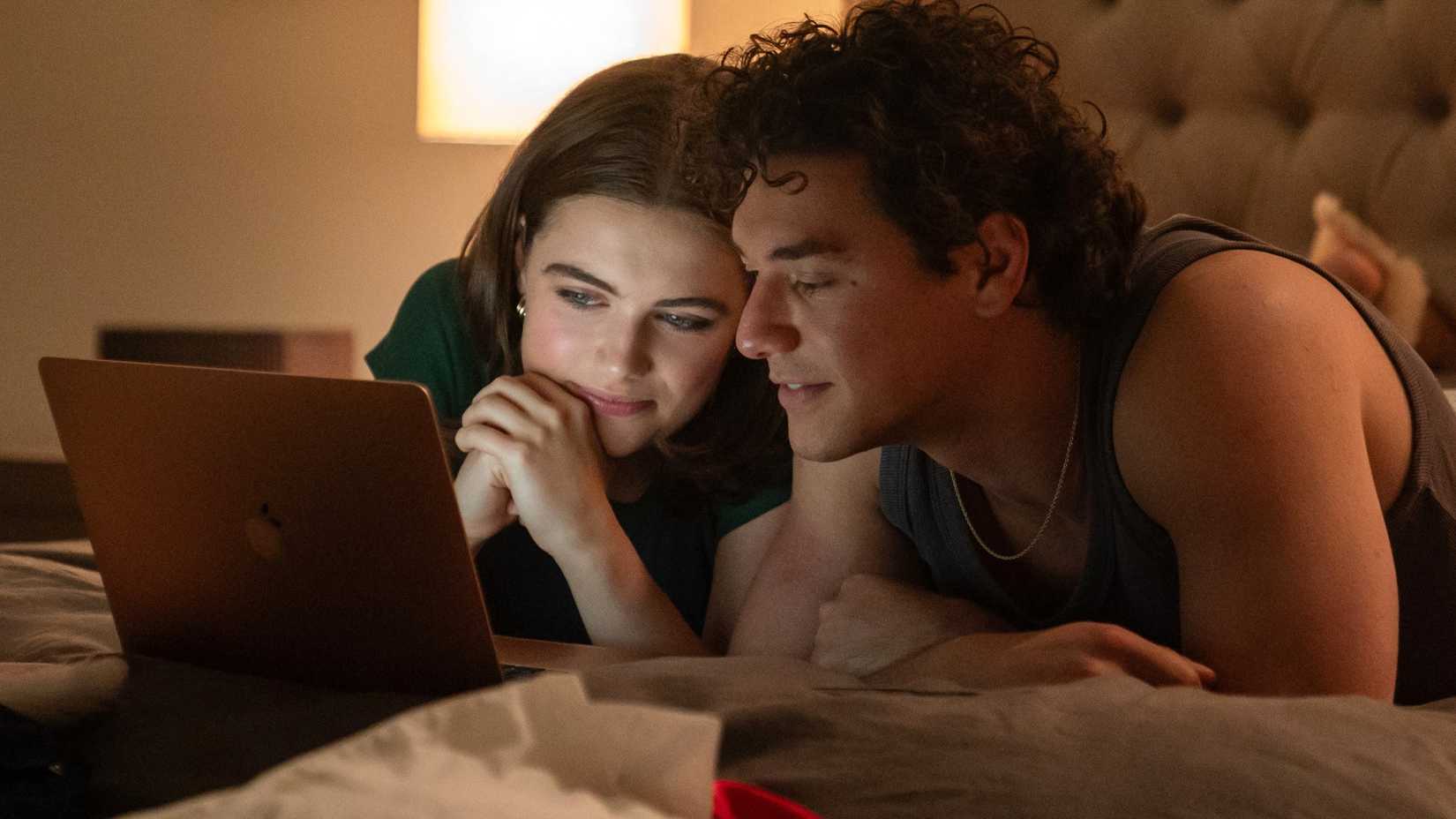 Ella Bright e Belmont Cameli em cena de Off Campus