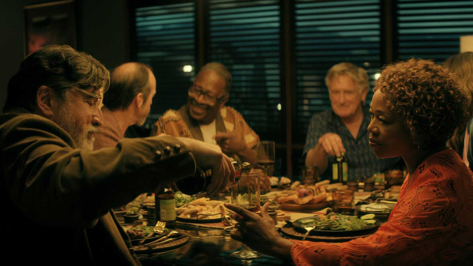 Elenco de The Boroughs em cena de jantar