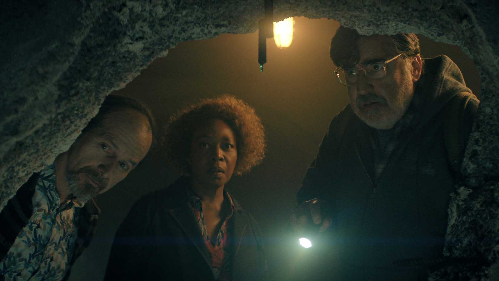 Wally, Judy e Sam diante de uma caverna em The Boroughs