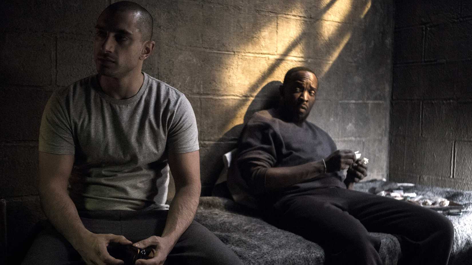 ناز وفريدي يجلسان في زنزانة السجن في فيلم The Night Of